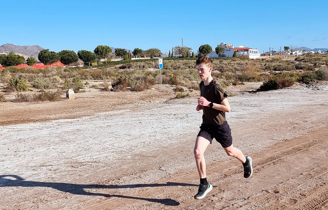 I oppkjøring til UM innendørs fikk Elias Haugen Torjussen løpt mye i fine omgivelser i Mar di Pulpi i Spania. (Foto: Eirik Ottesen)