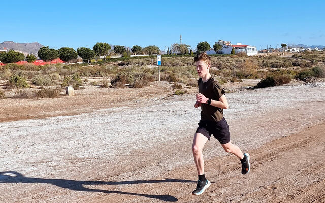 I oppkjøring til UM innendørs fikk Elias Haugen Torjussen løpt mye i fine omgivelser i Mar di Pulpi i Spania. (Foto: Eirik Ottesen)