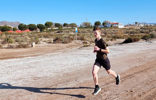 I oppkjøring til UM innendørs fikk Elias Haugen Torjussen løpt mye i fine omgivelser i Mar di Pulpi i Spania. (Foto: Eirik Ottesen)