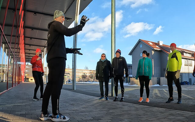 Fredrik Zillén forklarer og demonstrerer løpeteknikk. (Foto: Bjørn Johannessen)