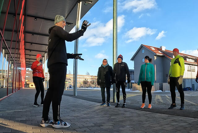 Fredrik Zillén forklarer og demonstrerer løpeteknikk. (Foto: Bjørn Johannessen)