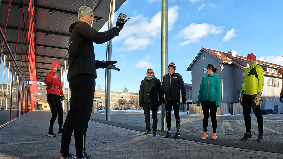 Fredrik Zillén forklarer og demonstrerer løpeteknikk. (Foto: Bjørn Johannessen)