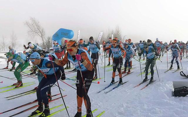 Deltakerne i Birkebeinerrennet må vente et døgn før de slipper av gårde over fjellet. Her fra starten i eliteklassen for menn i fjor. (Foto: Rolf Bakken)