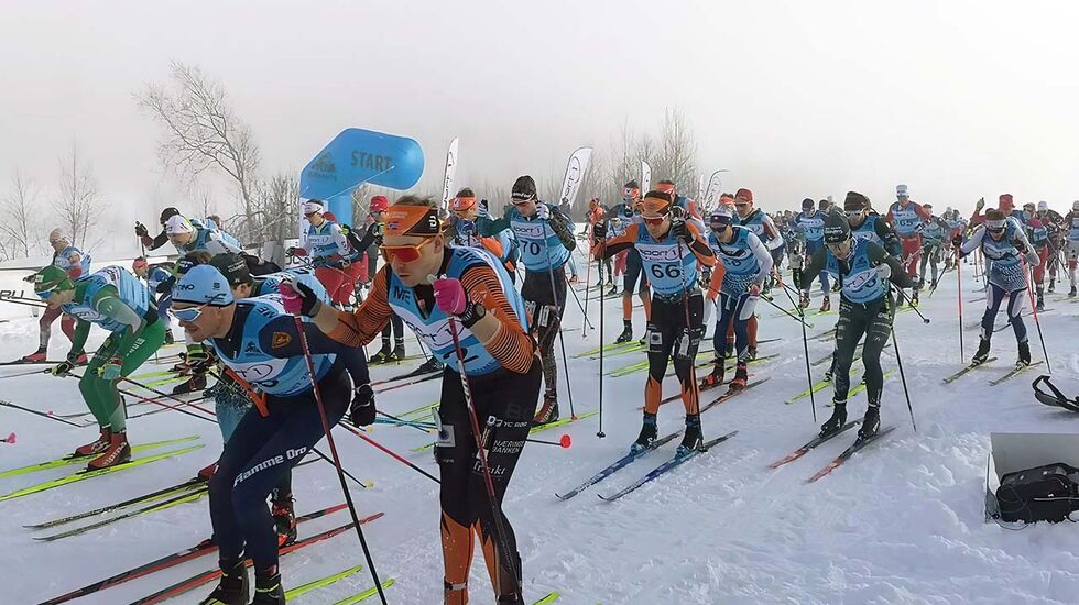 Deltakerne i Birkebeinerrennet må vente et døgn før de slipper av gårde over fjellet. Her fra starten i eliteklassen for menn i fjor. (Foto: Rolf Bakken)