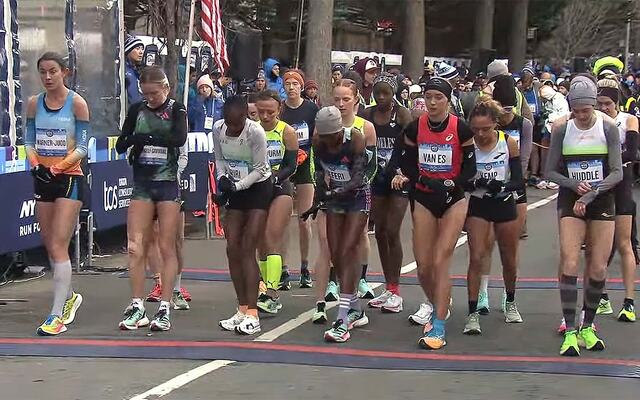 Damene klare for start i kulda i New York søndag morgen. (Skjermdump fra New York Road Runners på Youtube)
