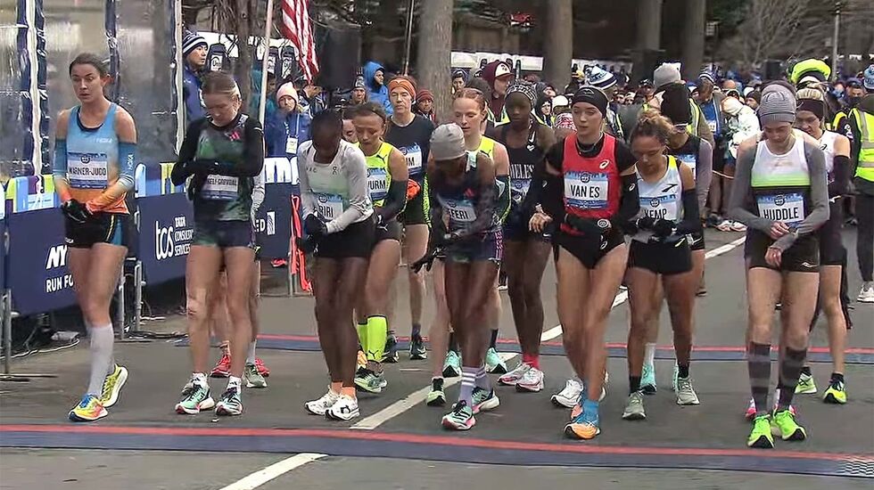 Damene klare for start i kulda i New York søndag morgen. (Skjermdump fra New York Road Runners på Youtube)