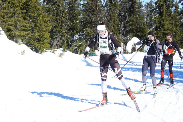 Hanna Kristin Larsen med Kirsten Daae Wiig som skygge i Kvarstadlia etter vel 3 mil. (Foto: Stein Arne Negård)