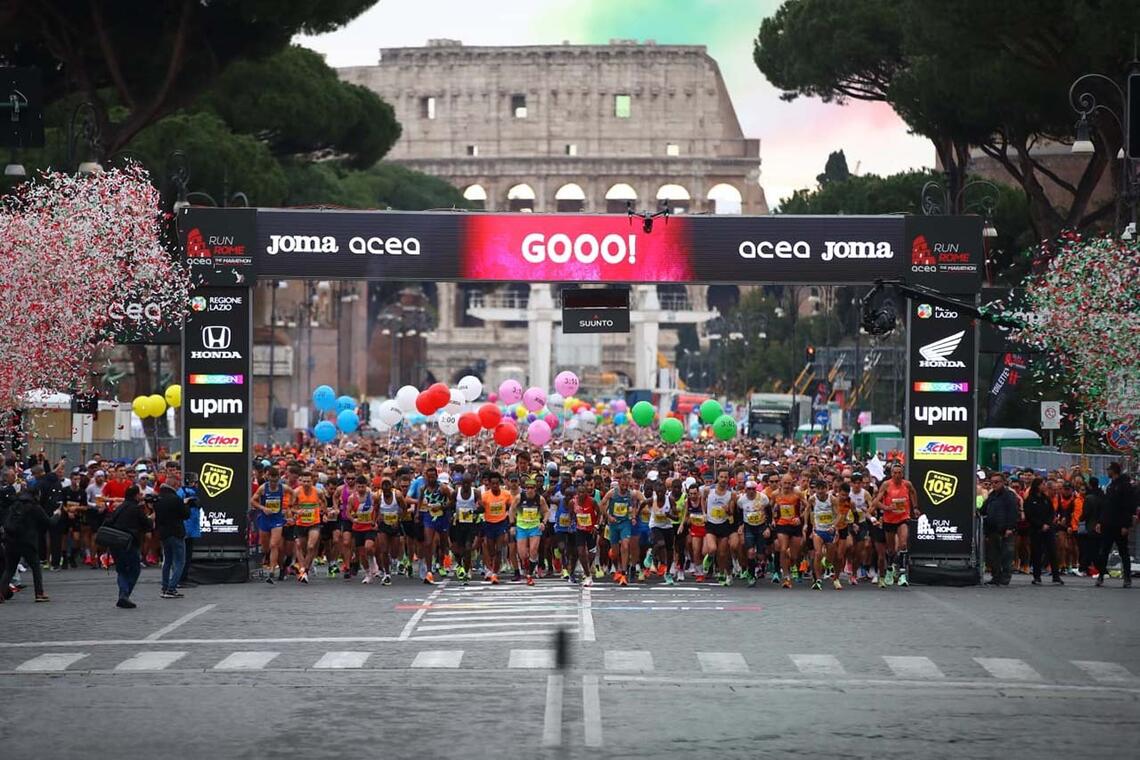 Det var full fest i gatene da starten gikk for Roma maraton 2023. (Foto: Arrangøren)