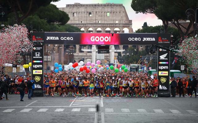 Det var full fest i gatene da starten gikk for Roma maraton 2023. (Foto: Arrangøren)
