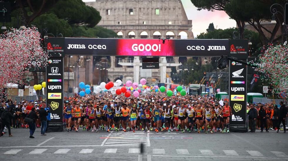 Det var full fest i gatene da starten gikk for Roma maraton 2023. (Foto: Arrangøren)