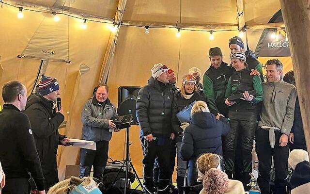 Aktivklinikken på Lillehammer på toppen av pallen i miksplassen sammen med Team Hagen fra Haslum Ski og House of skiers fra Røyken på 2. og 3. plass. (Foto: Privat)