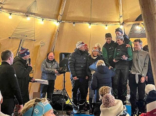 Aktivklinikken på Lillehammer på toppen av pallen  i miksplassen sammen med Team Hagen fra Haslum Ski og House of skiers fra Røyken på 2. og 3. plass. (Foto: Privat)