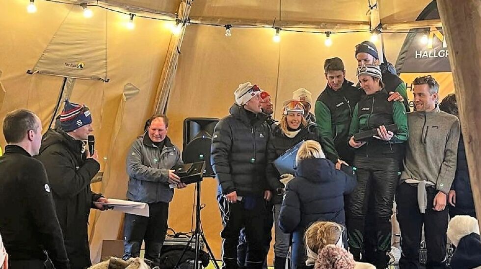 Aktivklinikken på Lillehammer på toppen av pallen  i miksplassen sammen med Team Hagen fra Haslum Ski og House of skiers fra Røyken på 2. og 3. plass. (Foto: Privat)