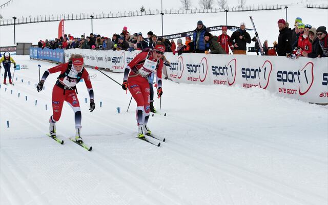 Fotofinish i eldste jenteklasse (J16) der Eline Skaar (32007) er tidelen foran lagvenninnen i Nittedal IL, Oda Skari. Mia Fergestad fra Koll IL (skjult bak Oda Skari) ble sekundet bak på 3. plass. (Foto: Finn Olsen)
