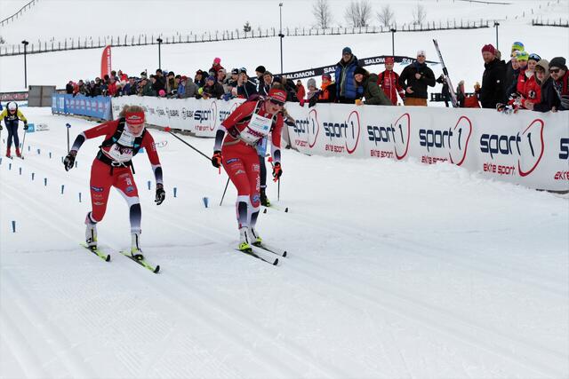 Fotofinish i eldste jenteklasse (J16) der Eline Skaar (32007) er tidelen foran lagvenninnen i Nittedal IL, Oda Skari.  Mia Fergestad fra Koll IL(skjult bak Skari) ble sekundet bak på 3. plassen. (Foto: Finn Olsen)