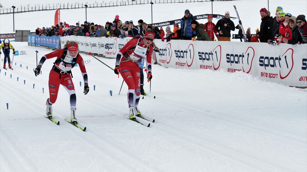 Fotofinish i eldste jenteklasse (J16) der Eline Skaar (32007) er tidelen foran lagvenninnen i Nittedal IL, Oda Skari.  Mia Fergestad fra Koll IL (skjult bak Oda Skari) ble sekundet bak på 3. plass. (Foto: Finn Olsen)