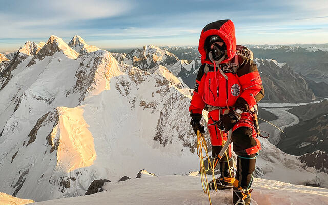 22. september i fjor stod Kristin Harila på topp nummer tolv, den 8156 m høye Manaslu-tinden. (Foto: privat)