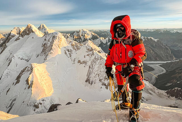 22. september i fjor stod Kristin Harila på topp nummer tolv, den 8156 m høye Manaslu-tinden. (Foto: privat)