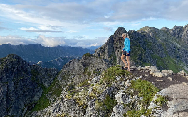 Sommeren 2022 besøkte Christina Lofoten for første gang. Under turen opp til Festvågtind valgte hun å la skoene ligge. Den danske turisten hun møtte på ferja, og som hadde sagt ja til å bli med på turen, støttet henne i valget. (Foto: dansk turist)