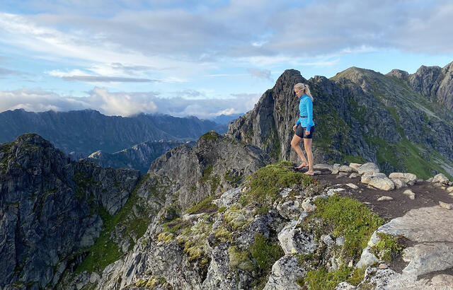 Sommeren 2022 besøkte Christina Lofoten for første gang. Under turen opp til Festvågtind valgte hun å la skoene ligge. Den danske turisten hun møtte på ferja, og som hadde sagt ja til å bli med på turen, støttet henne i valget. (Foto: dansk turist)