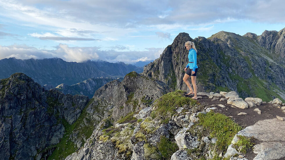 Sommeren 2022 besøkte Christina Lofoten for første gang. Under turen opp til Festvågtind valgte hun å la skoene ligge. Den danske turisten hun møtte på ferja, og som hadde sagt ja til å bli med på turen, støttet henne i valget. (Foto: dansk turist)