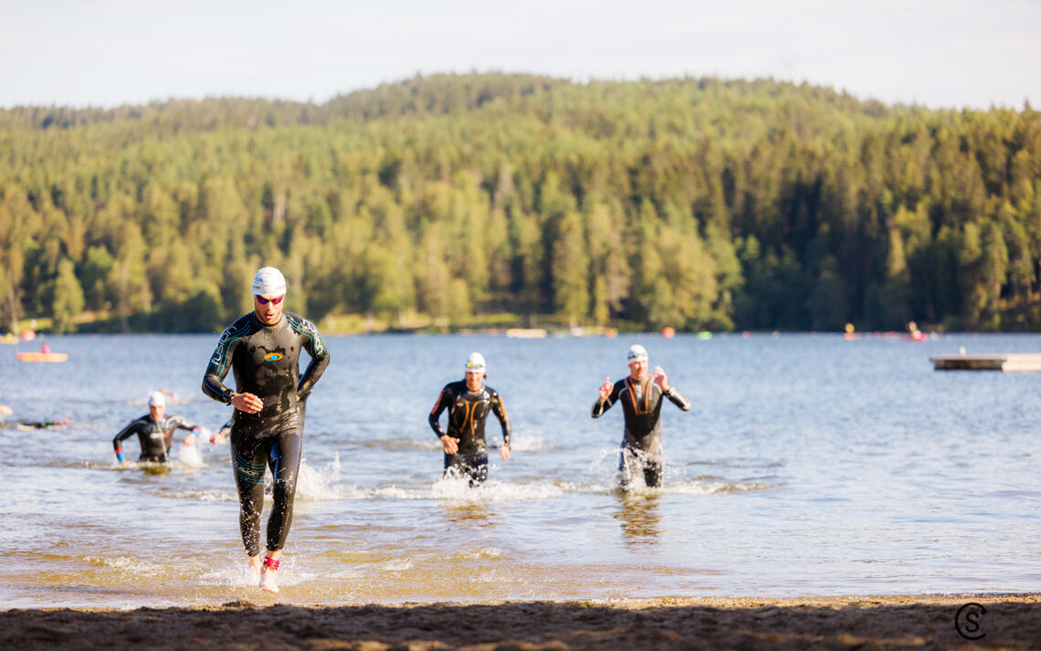 Svømminga er gjerne bøygen for de fleste som vil komme i gang med triatlon, men utfordringen er overkommelig og mestringsfølelsen stor når en er på tur opp av vannet. (Foto: Sylvain Cavatz)
