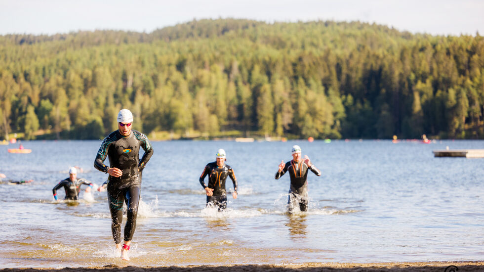 Svømminga er gjerne bøygen for de fleste som vil komme i gang med triatlon, men utfordringen er overkommelig og mestringsfølelsen stor når en er på tur opp av vannet. (Foto: Sylvain Cavatz)