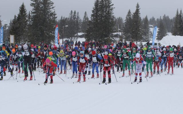Fra fellesstarten for G12 med over 150 gutter i feltet. (Foto: Rolf Bakken)