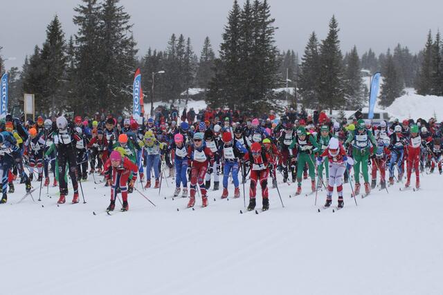 Fra fellesstarten for G12 med over 150 gutter i feltet. (Foto: Rolf Bakken)