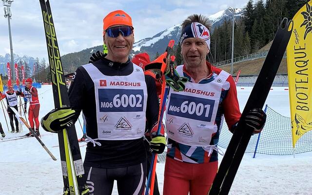 Truls Valmestad (til venstre) tok gull på 7 km friteknikk i klasse M06 (55-59 år) på første dag av veteran-VM. Tore Bjerkrheim ble nr. 8 i samme klasse dagen etter å ha gått Birkebeinerrennet. (Foto fra Master Langrenn Norges facebookside)
