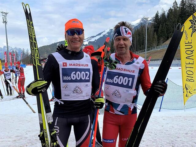 Truls Valmestad (til venstre) tok gull på 7 km friteknikk i klasse M06 (55-59 år) på første dag av veteran-VM. Tore Bjerkrheim ble nr. 8 i samme klasse dagen etter å ha gått Birkebeinerrennet. (Foto fra Master Langrenn Norges facebookside)