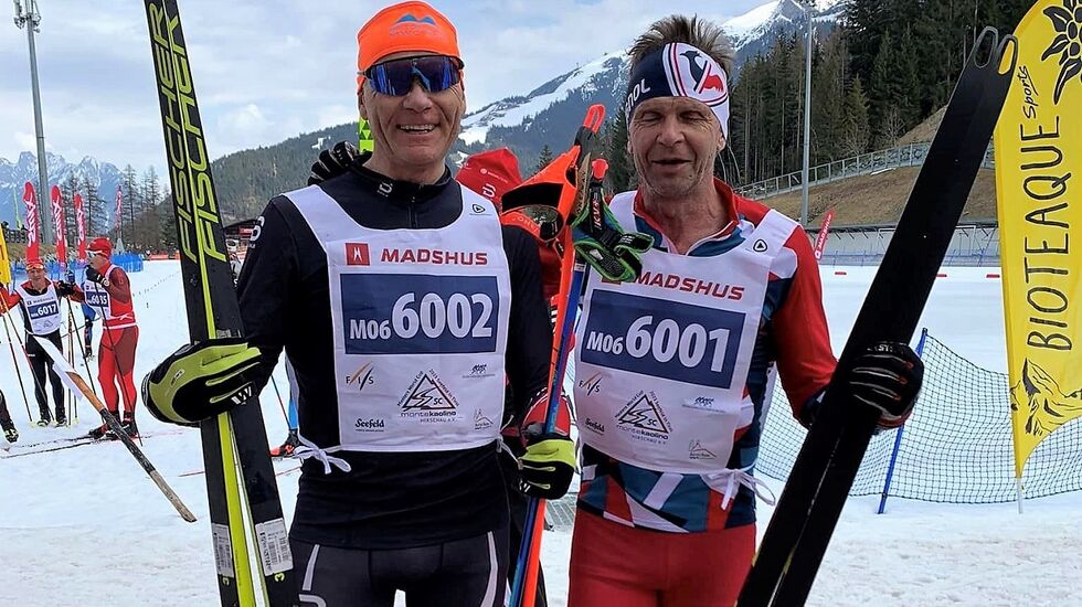 Truls Valmestad (til venstre) tok gull på 7 km friteknikk i klasse M06 (55-59 år) på første dag av veteran-VM. Tore Bjerkrheim ble nr. 8 i samme klasse dagen etter å ha gått Birkebeinerrennet. (Foto fra Master Langrenn Norges facebookside)
