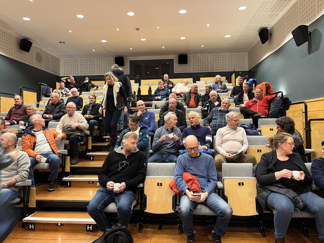 Mange folk på påskemøtet mellom Bykle kommune og hyttevela i fjor. Onsdag 5. april er det klart for ein ny runde i Hovden grendehus.