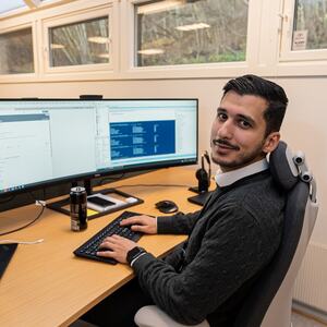 IT-konsulent Ayman Sayed stortrives med jobben i ITMidt. Foto: Melhus kommune.