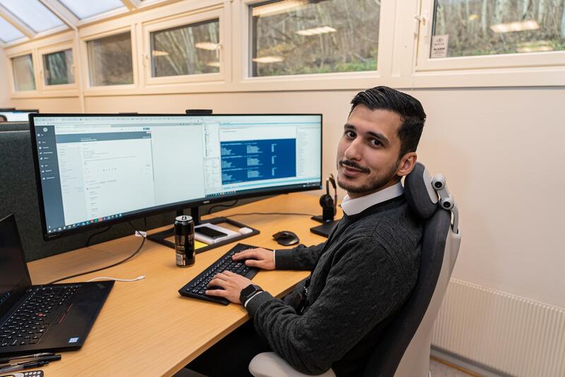 IT-konsulent Ayman Sayed stortrives med jobben i ITMidt. Foto: Melhus kommune.