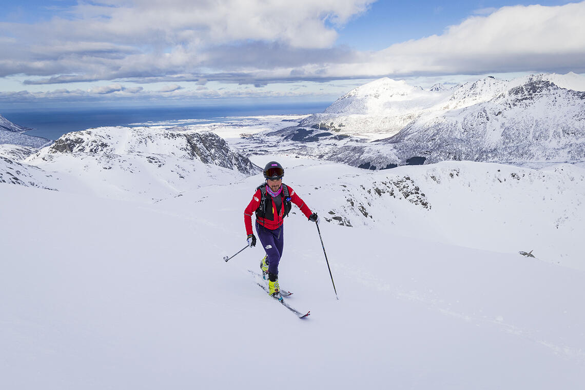 Matheo Jacquemoud på vei opp på Rundtind som er det nest siste fjellet på Lofoten Skimo 4000. (Foto: The Arctic Triple/Kristin Folsland Olsen)