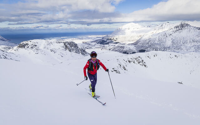 Matheo Jacquemoud på vei opp på Rundtind som er det nest siste fjellet på Lofoten Skimo 4000. (Foto: The Arctic Triple/Kristin Folsland Olsen)