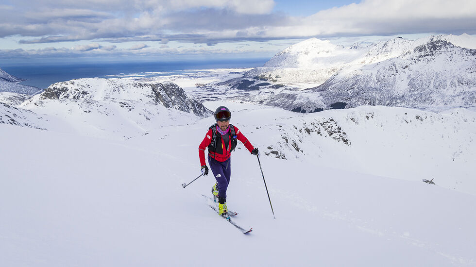 Matheo Jacquemoud på vei opp på Rundtind som er det nest siste fjellet på Lofoten Skimo 4000. (Foto: The Arctic Triple/Kristin Folsland Olsen)