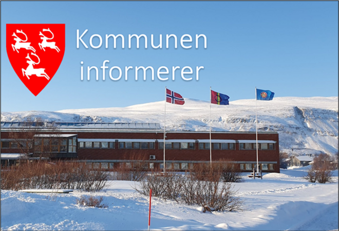 Bilde av forsiden av Rådhuset i Lakselv, med det norske flagg, det samiske flagg og kvenfolkets flagg. Kommunevåpen og teksten "kommunen informerer"
