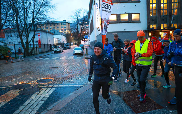 Den raskeste gruppen legger ut med en fartsholder som flagger at farten som må holdes er 5:30 på kilometeren. (Alle foto: Arne Dag Myking)