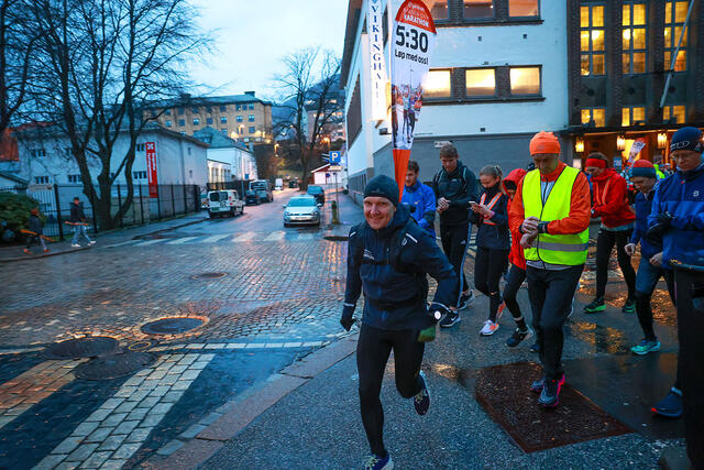 Fartsholder og løpere ut fra Vikinghallen