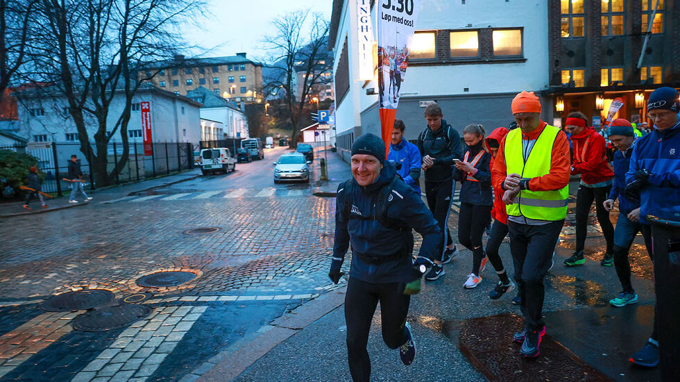 Den raskeste gruppen legger ut med en fartsholder som flagger at farten som må holdes er 5:30 på kilometeren. (Alle foto: Arne Dag Myking)