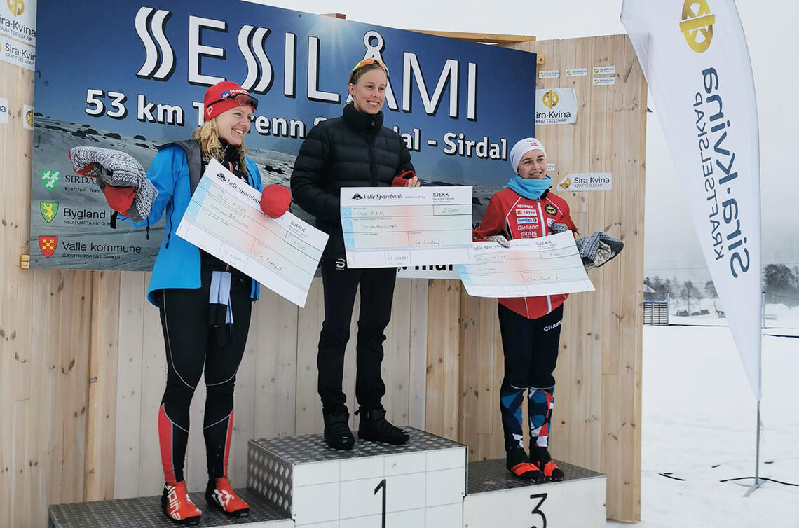 Åsne Salte Håland (til venstre) ble nummer to, Elin Uppstad (midten) vant, mens Kristine Kleppa tok tredjeplassen. (Foto: arrangøren)