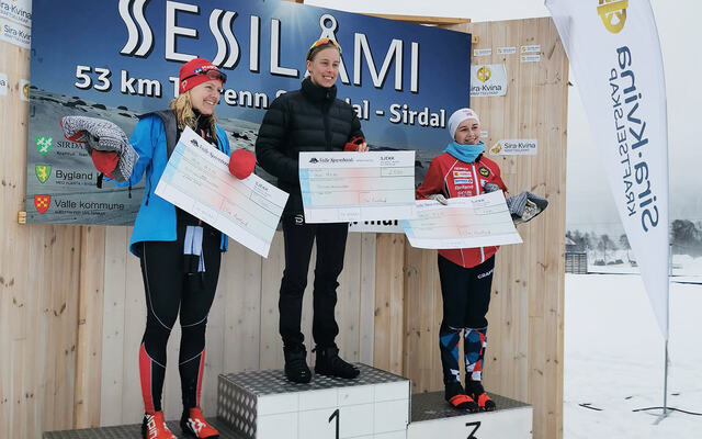 Åsne Salte Håland (til venstre) ble nummer to, Elin Uppstad (midten) vant, mens Kristine Kleppa tok tredjeplassen. (Foto: arrangøren)