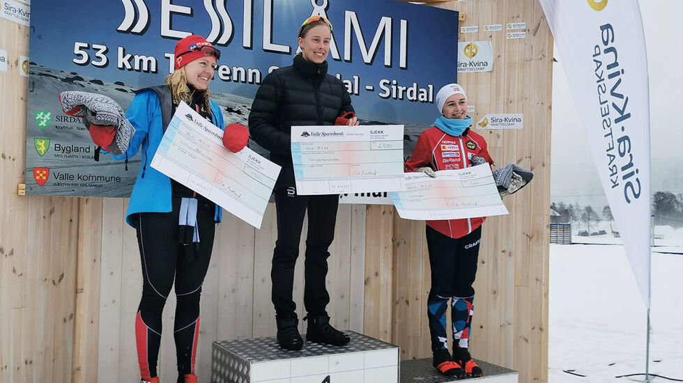 Åsne Salte Håland (til venstre) ble nummer to, Elin Uppstad (midten) vant, mens Kristine Kleppa tok tredjeplassen. (Foto: arrangøren) 