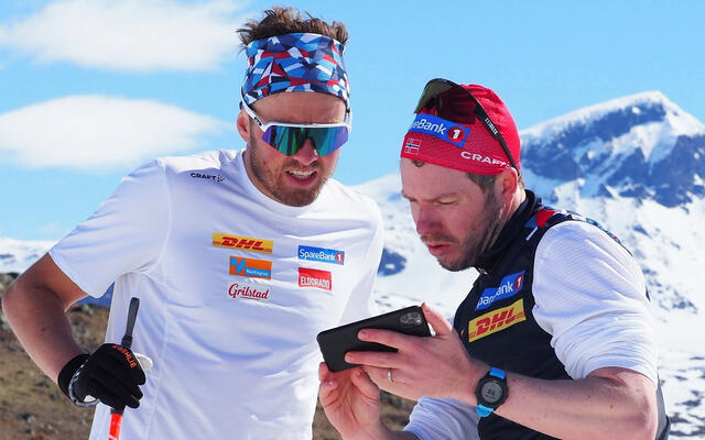 Emil Iversen og Eirik Myhr Nossum analyserer teknikk under samling på Sognefjellet. Dei seinare åra har landslaget i langrenn òg blitt meir opptatt av å disponere renna på ein god måte. (Foto: Norges Skiforbund)