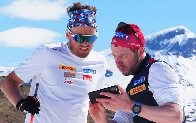 Emil Iversen og Eirik Myhr Nossum analyserer teknikk under samling på Sognefjellet. Dei seinare åra har landslaget i langrenn òg blitt meir opptatt av å disponere renna på ein god måte. (Foto: Norges Skiforbund)