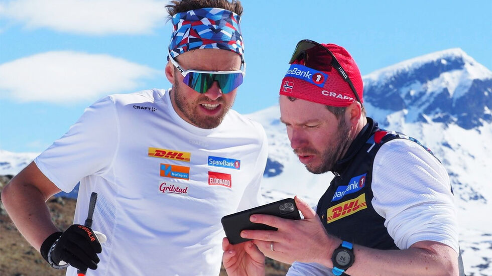 Emil Iversen og Eirik Myhr Nossum analyserer teknikk under samling på Sognefjellet. Dei seinare åra har landslaget i langrenn òg blitt meir opptatt av å disponere renna på ein god måte. (Foto: Norges Skiforbund) 