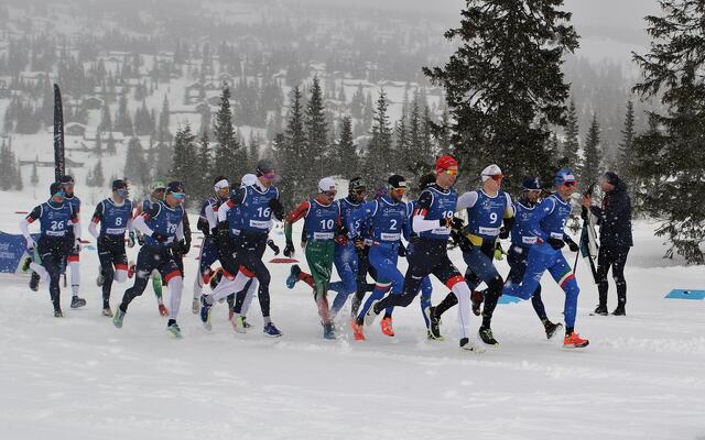Fra starten for mennenes VM i vintertriatlon på Skeikampen i 2023. (Foto: Rolf Bakken)