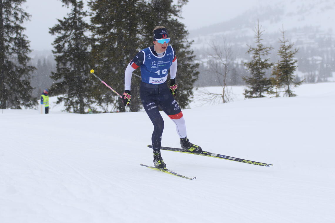 Hans Christian Tungesvik i teten ut på den siste av fire runder på ski. (Foto: Rolf Bakken)